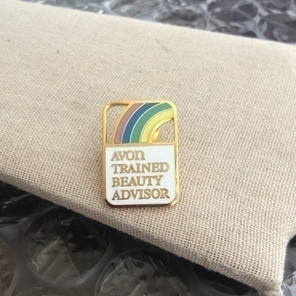 Avon Trained Beauty Pin - Picture 1 of 3